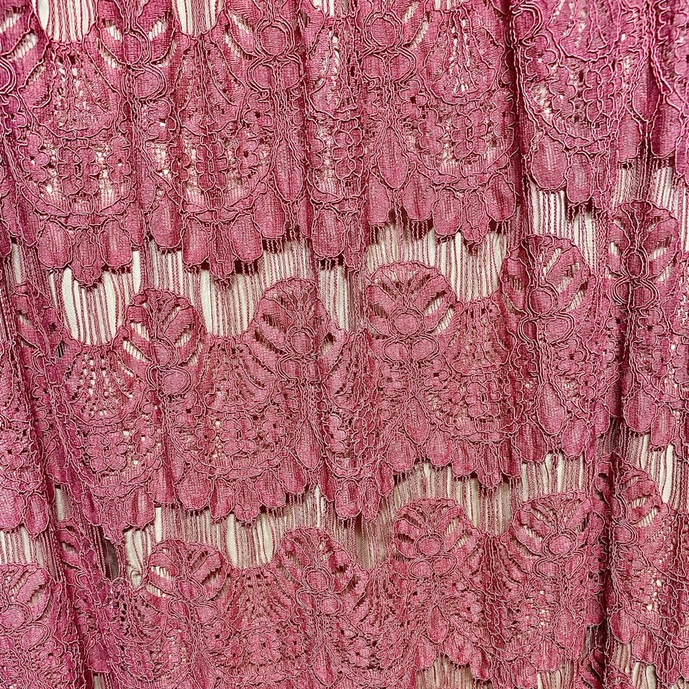 JUNIOR’S SPEECHLESS-MAUVE LACE SCALLOPED DRESS - Picture 4 of 5